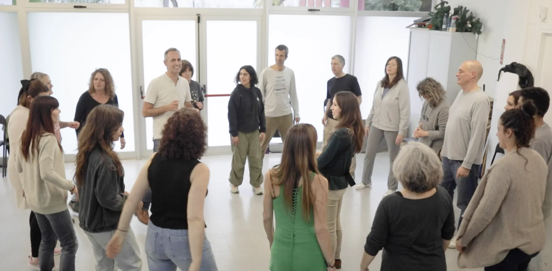 Group work in a circle — team dynamics through rhythm