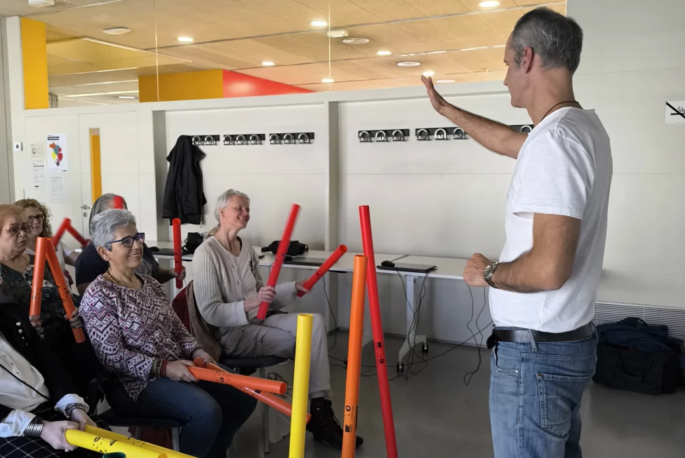Team building amb instruments senzills: dinàmiques musicals per cohesionar el teu equip
