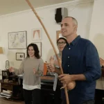 Ignasi Corella dinamitzant una dinàmica de ritme amb berimbau en unes jornades team building