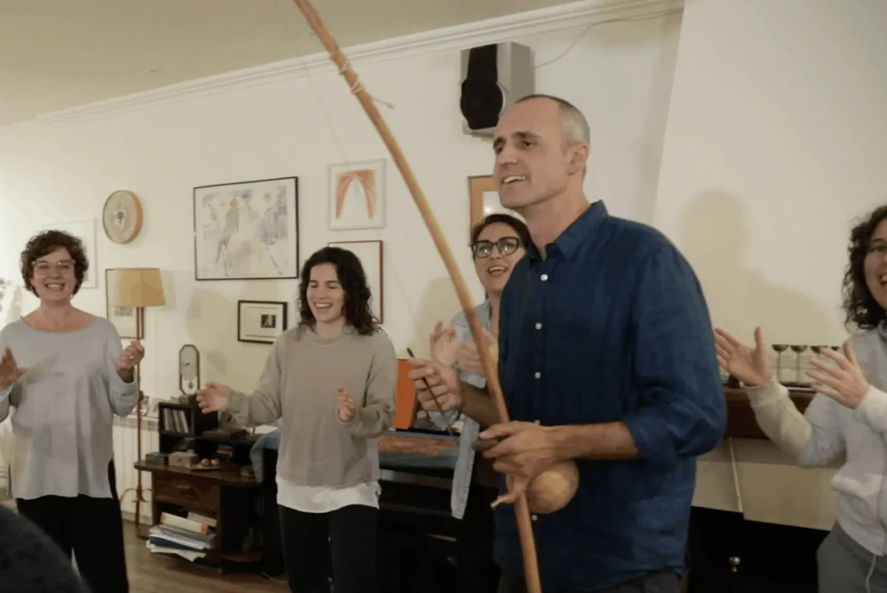 Ignasi Corella dinamitzant una dinàmica de ritme amb berimbau en unes jornades team building